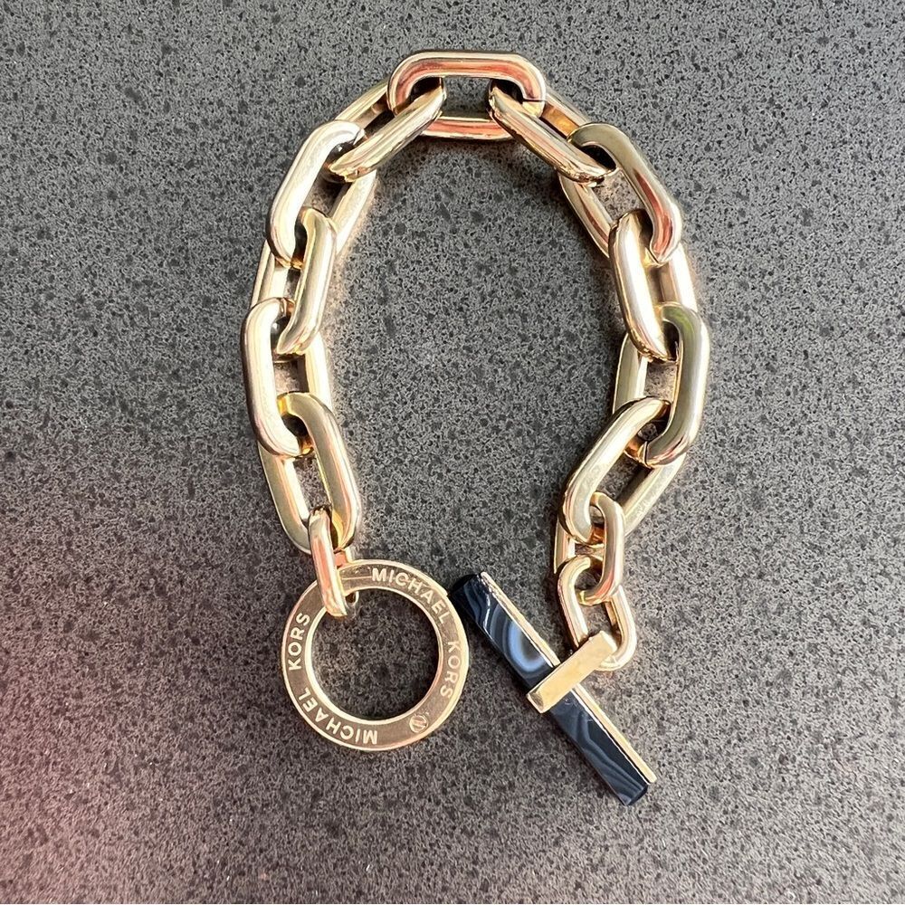 MICHAEL KORS Resin Toggle Link Bracelet - Picture 2 of 7